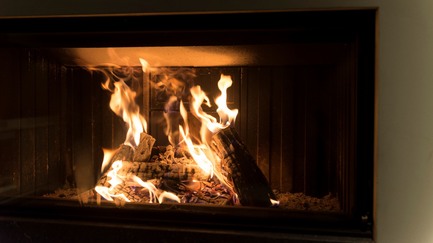 Rooklucht in huis door de open haard? Dit is de oorzaak