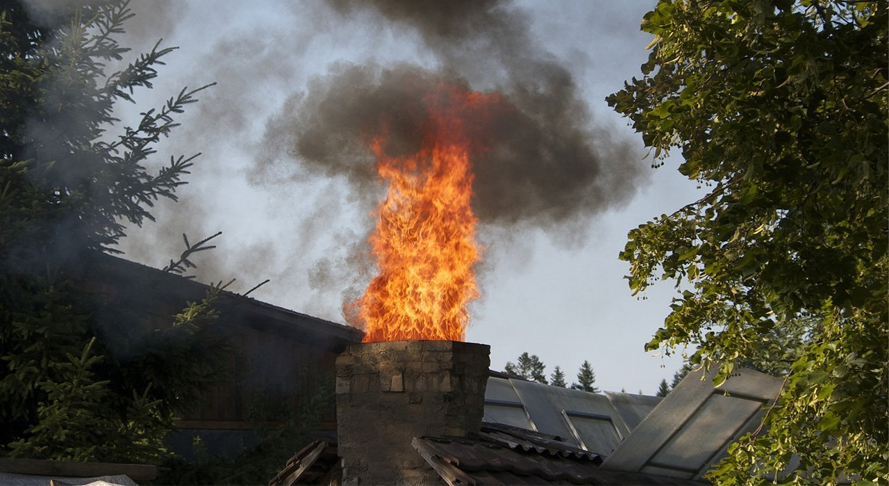 Voorkom schoorsteenbrand door uw schoorsteen te laten vegen.